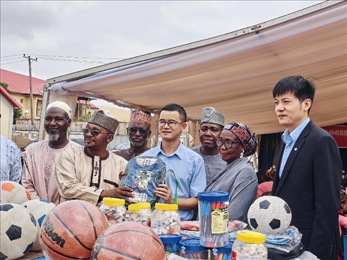 中尼友誼示范校物資捐贈(zèng)。駐尼日利亞使館供圖