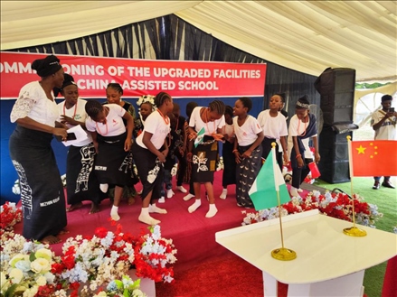 師生們載歌載舞。駐尼日利亞使館供圖