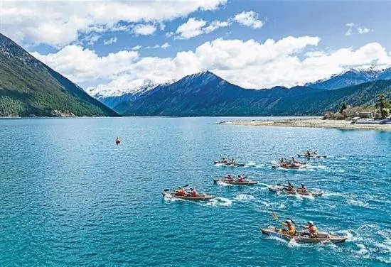 2024年4月20日，2024年巴松措國際漂流公開賽的選手在比賽中。 新華社記者 孫非攝