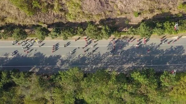 1月6日，健身愛好者在徒步活動中（無人機(jī)照片）。新華社記者 黃國保攝