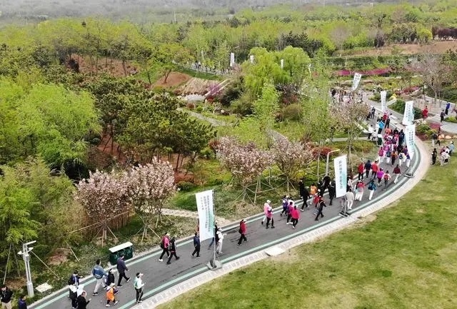 4月27日，登山愛好者在浮山森林公園參加登山健身活動（無人機(jī)照片）。新華社記者 李紫恒攝