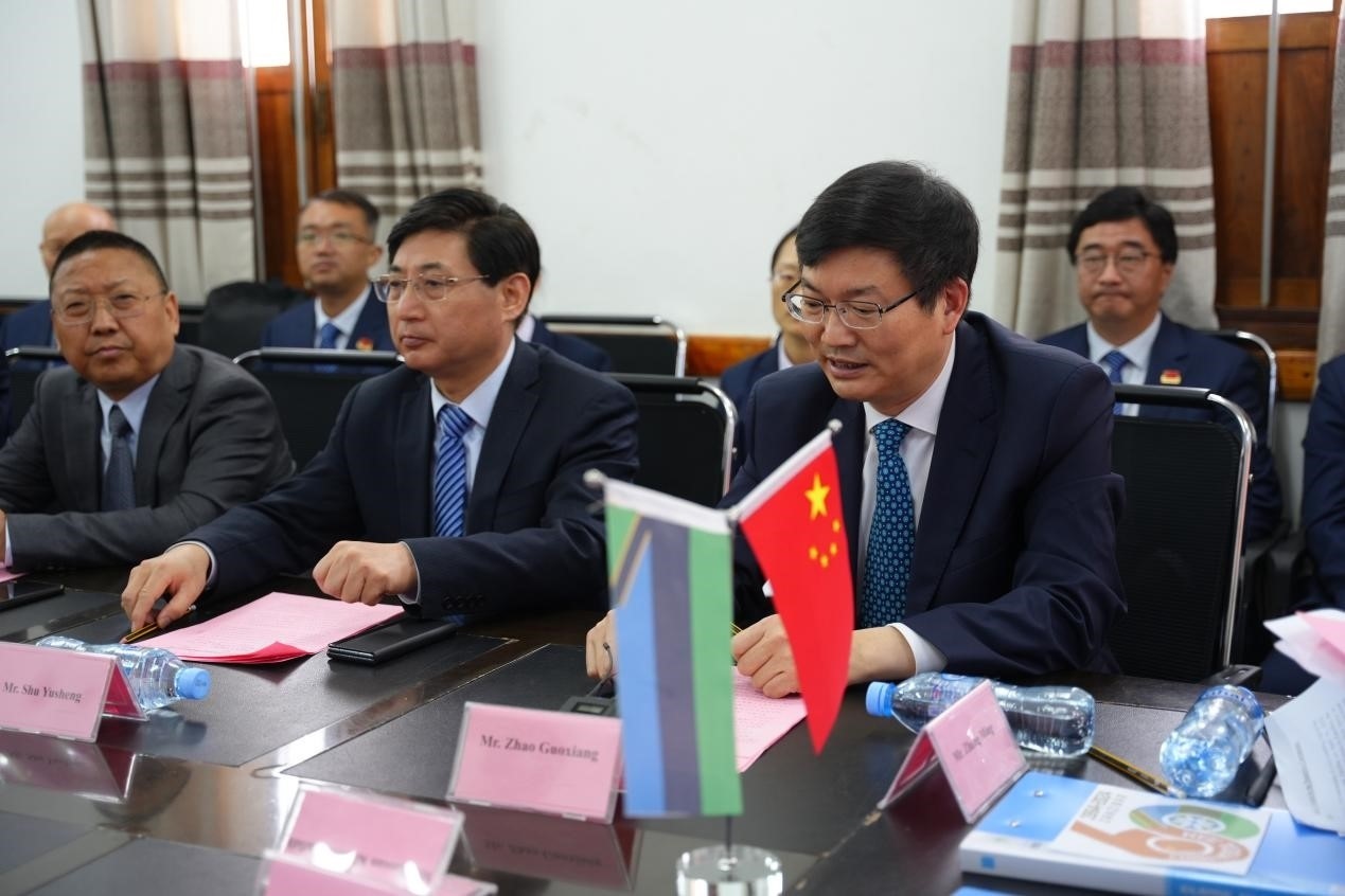 揚(yáng)州市衛(wèi)健委黨委書記趙國祥在衛(wèi)生部捐贈(zèng)儀式上發(fā)言。中國援桑醫(yī)療隊(duì)供圖