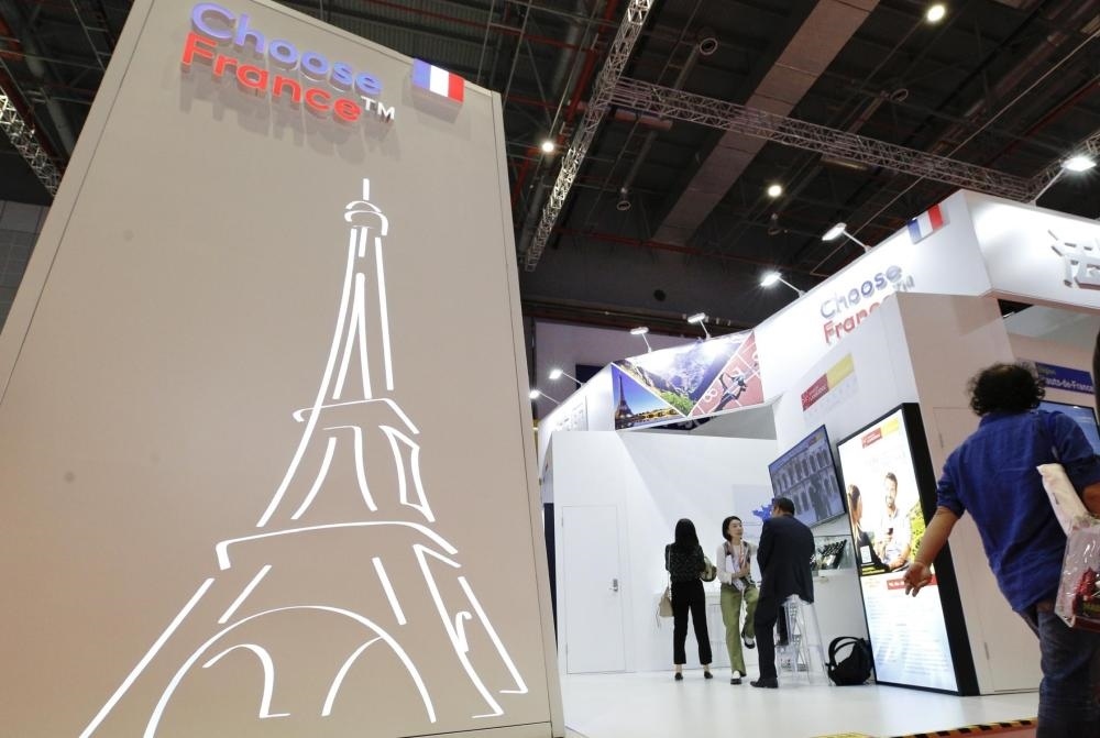 2019年11月5日，第二屆中國(guó)國(guó)際進(jìn)口博覽會(huì)在上海國(guó)家會(huì)展中心開幕。這是參觀者走過法國(guó)國(guó)家館。新華社記者 張玉薇 攝