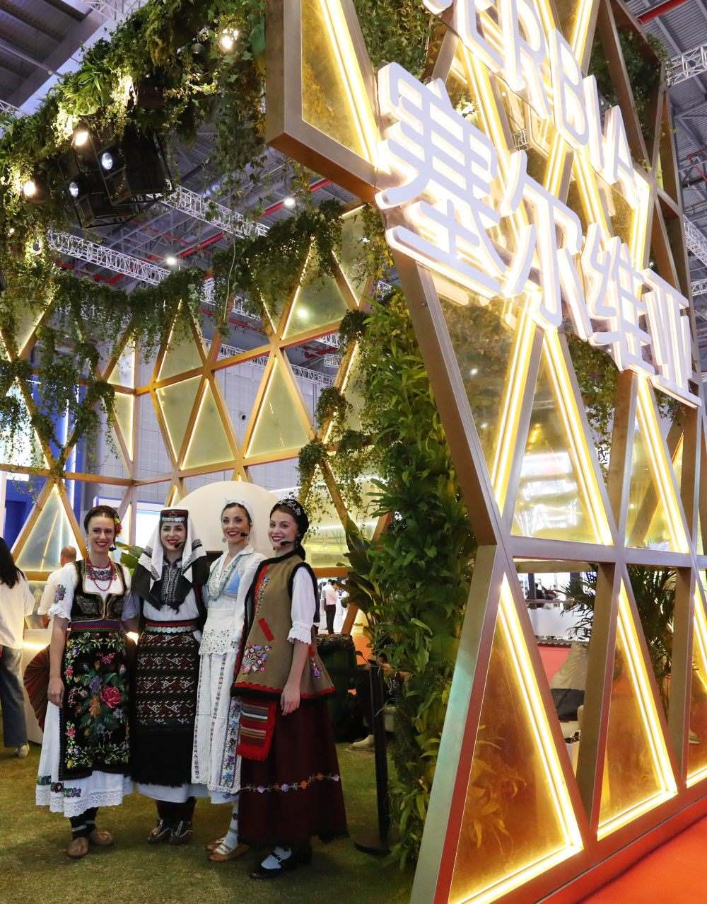 2023年11月6日，身著傳統(tǒng)服飾的演職人員在上海進(jìn)博會(huì)國(guó)家展塞爾維亞展臺(tái)迎接參觀者。第六屆進(jìn)博會(huì)國(guó)家展全面恢復(fù)線下舉辦，洪都拉斯、塞爾維亞、越南、南非、哈薩克斯坦作為本屆進(jìn)博會(huì)主賓國(guó)在國(guó)家展亮相。新華社記者 方喆 攝