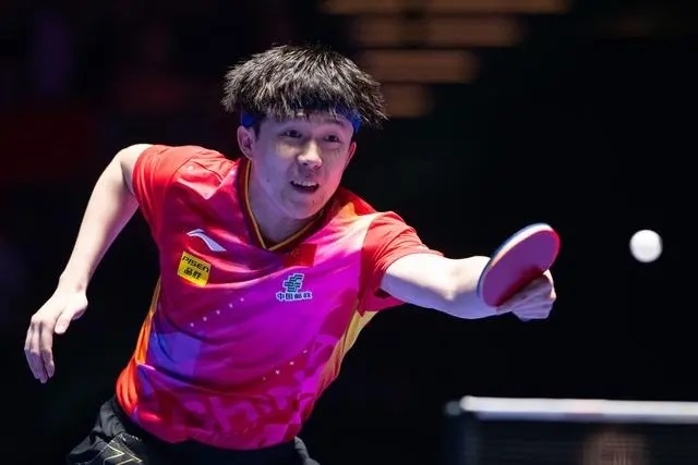 2024年4月15日，王楚欽在澳門世界杯比賽中回球。新華社記者 張金加攝