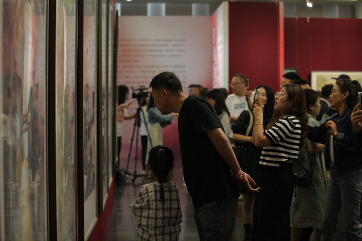 嘉賓及教研員、教師代表參觀展覽。主辦方供圖