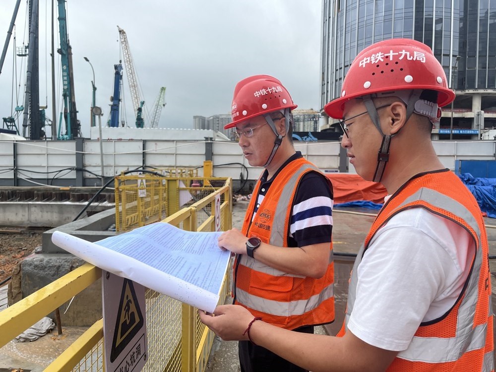 2024年4月26日，深圳市五一勞動獎?wù)芦@得者、中鐵十九局軌道公司項(xiàng)目副經(jīng)理夏荔（左）在穗莞深城際鐵路前皇段皇崗口岸站建設(shè)現(xiàn)場忙碌。新華社發(fā)