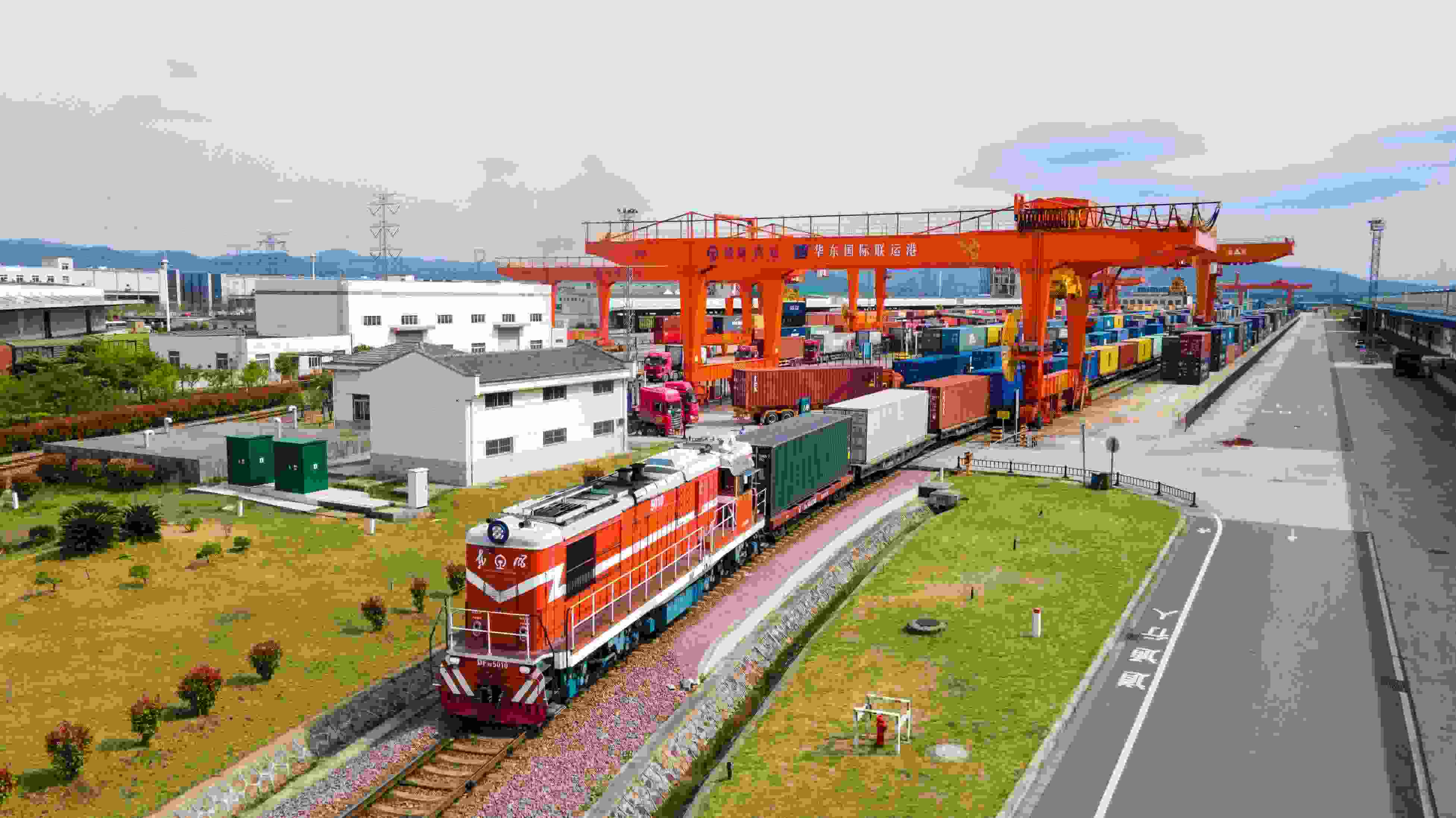 △2024年4月1日，浙江省金華華東國際聯(lián)運(yùn)港，一列中歐班列裝載110個(gè)標(biāo)箱日用百貨、電動(dòng)工具、機(jī)械裝備等貨物從鐵路金華南貨場啟程駛往匈牙利布達(dá)佩斯。