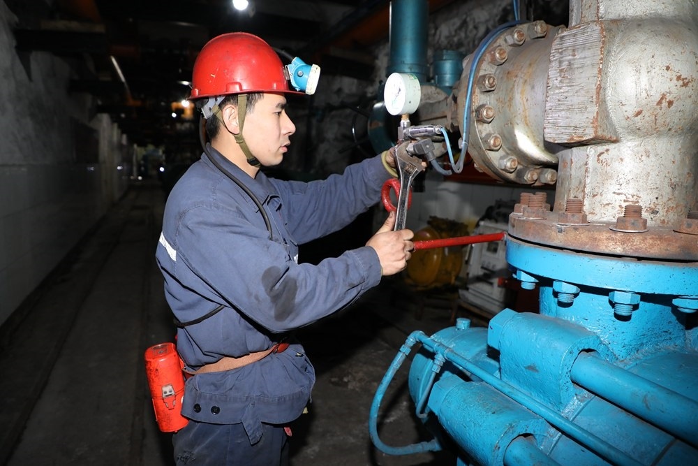 2024年4月30日，冀中能源峰峰集團(tuán)新屯礦機(jī)電區(qū)副區(qū)長顧博在井下泵房檢修水泵。新華社發(fā)