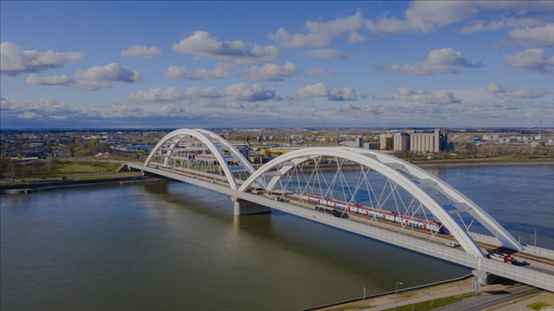 △2024年3月12日，一列火車運(yùn)行在匈塞鐵路塞爾維亞境內(nèi)貝諾段諾維薩德多瑙河大橋上。