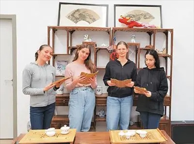 匈中雙語(yǔ)學(xué)校的學(xué)生胡靈月(左一)、宋智孝(右二)學(xué)習(xí)中國(guó)茶文化。