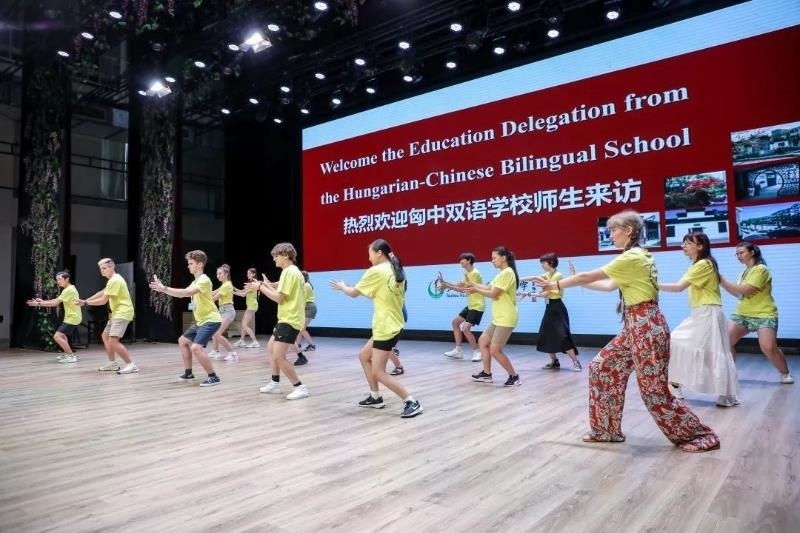2023年7月，匈牙利匈中雙語(yǔ)學(xué)校師生代表團(tuán)來到江蘇參加“錦繡江蘇”青年交流項(xiàng)目。
