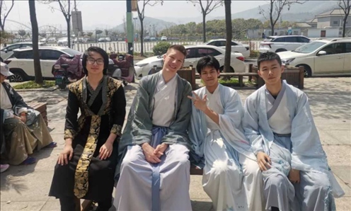 匈牙利學(xué)生與襄陽(yáng)三十六中學(xué)生友好交流。