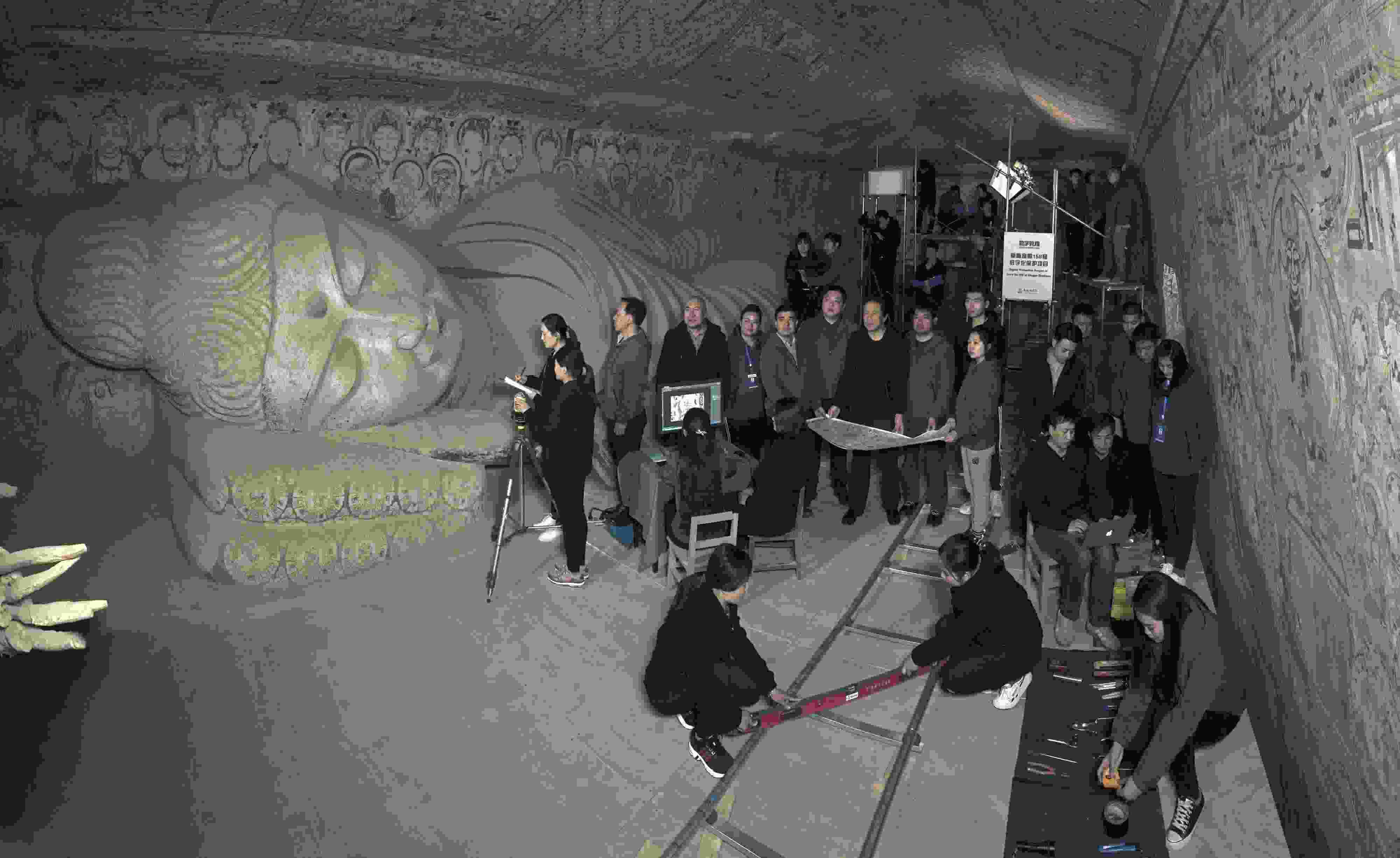 敦煌研究院文物數(shù)字化團(tuán)隊(duì)在莫高窟第158窟工作現(xiàn)場(chǎng)。敦煌研究院供圖