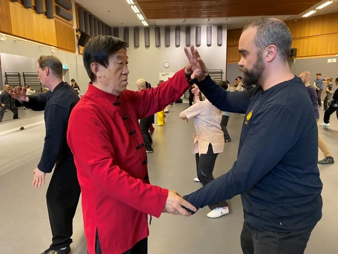 陳正雷老師親自示范指導。斯德哥爾摩中國文化中心供圖