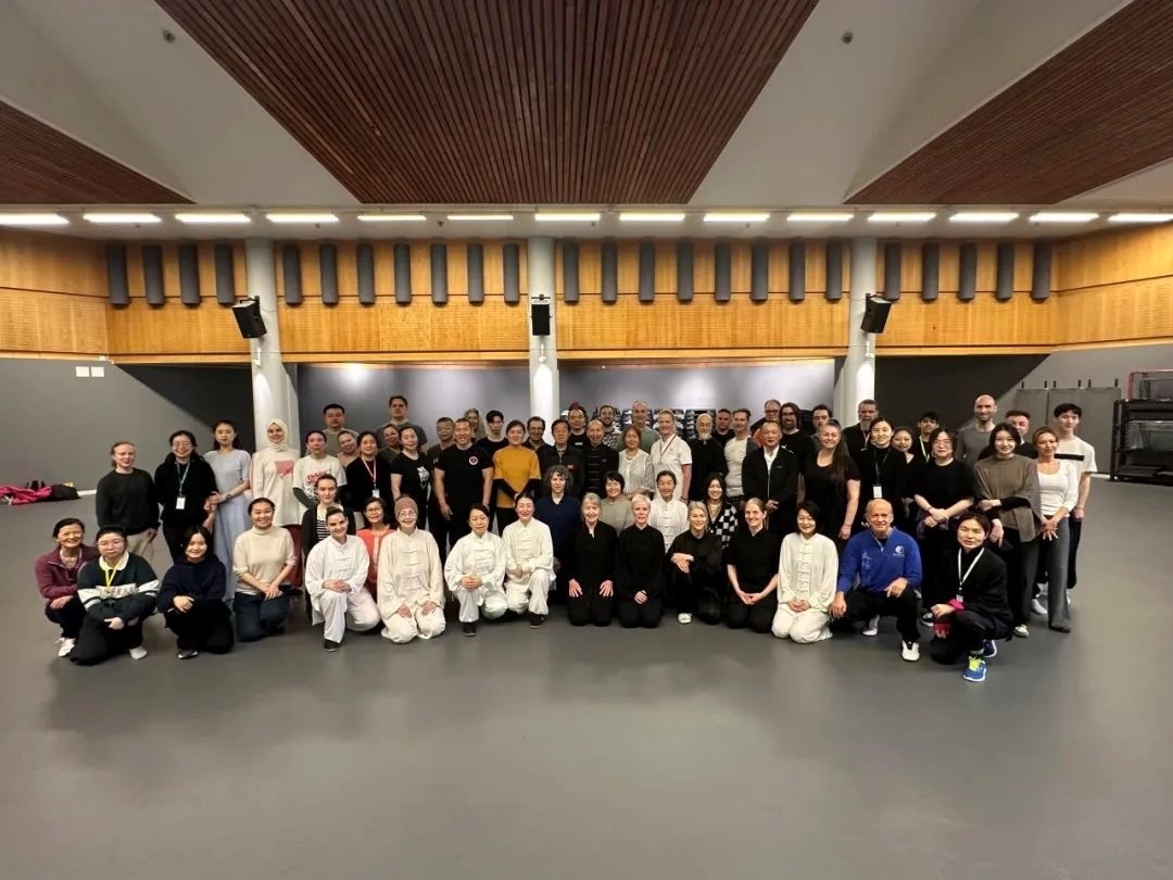 陳正雷老師與培訓班全體學員合影留念。斯德哥爾摩中國文化中心供圖