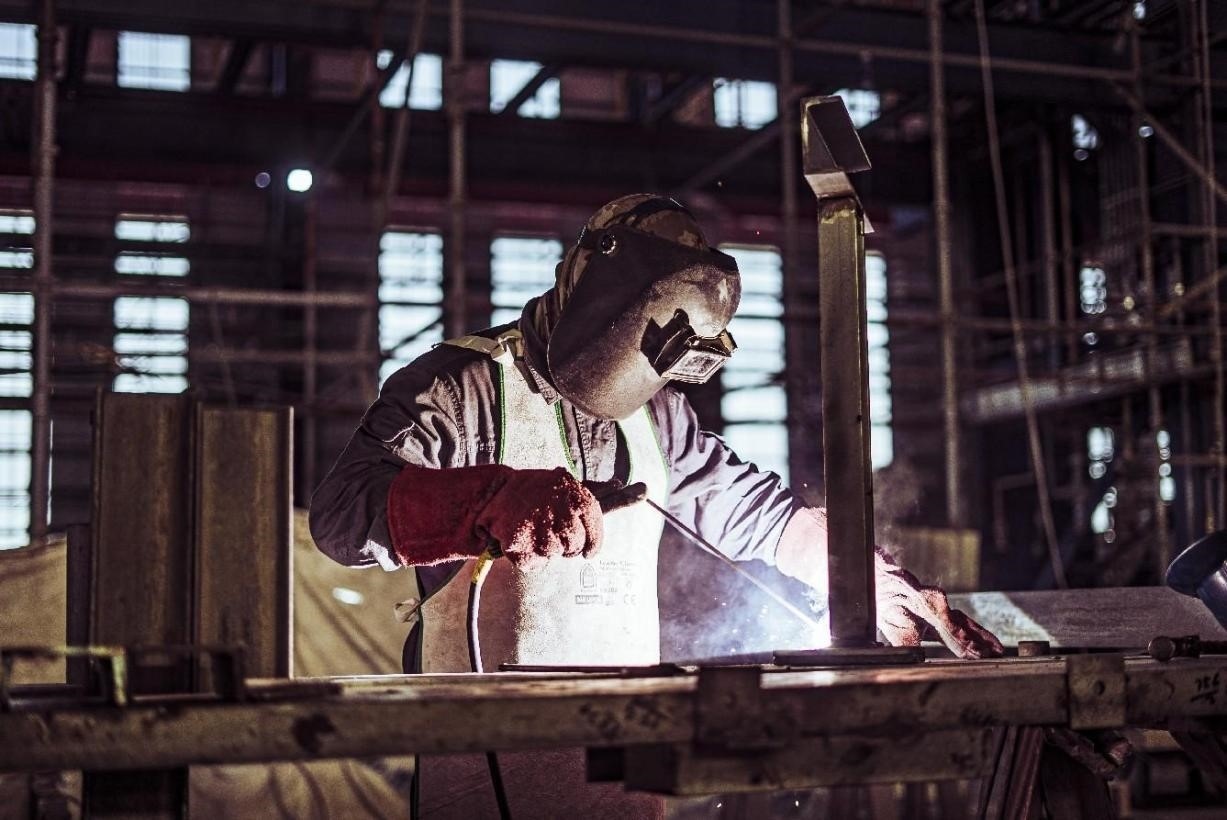 工人在沙特國王港項目現(xiàn)場進行焊接操作。山東電建供圖