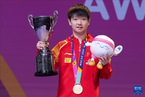 2024年4月21日，在2024年澳門國際乒聯女子世界杯決賽中，孫穎莎奪得冠軍。圖為孫穎莎在頒獎臺上。新華社記者 張金加 攝