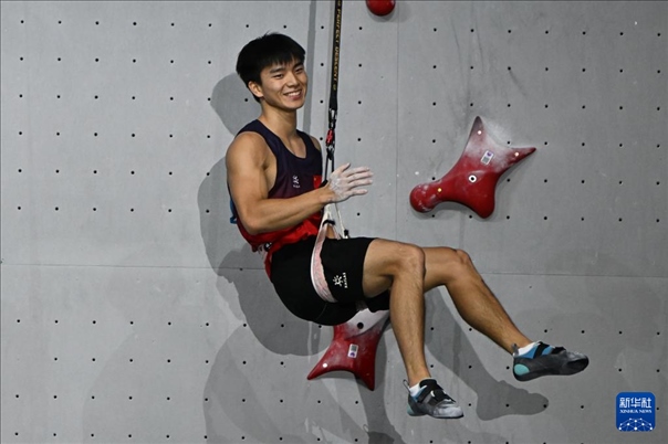 2024年4月13日，在江蘇吳江舉行的2024年國際攀聯攀巖世界杯（吳江站）男子速度決賽中，中國選手伍鵬獲得冠軍。圖為中國選手伍鵬在決賽后慶祝。新華社發(fā)（王須中攝）