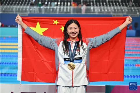 2024年2月13日，2024年世界游泳錦標賽游泳項目女子100米蛙泳決賽在卡塔爾多哈舉行。圖為冠軍中國選手唐錢婷在頒獎儀式后慶祝。新華社記者 薛宇舸 攝
