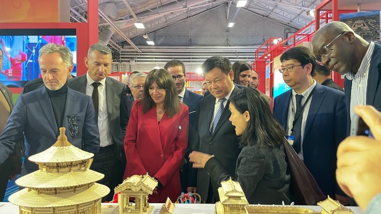 巴黎市市長(zhǎng)安妮·伊達(dá)爾戈參觀展覽。主辦方供圖