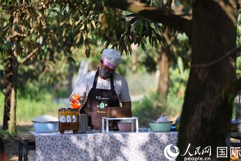 工作人員正在準(zhǔn)備特色果汁。人民網(wǎng)記者 白元琪攝