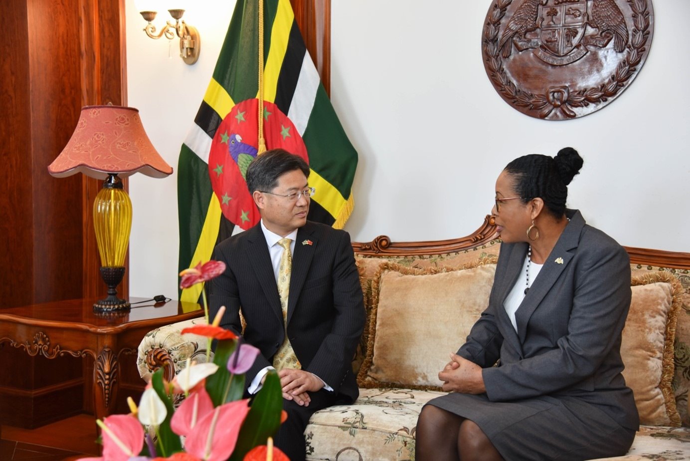 當?shù)貢r間5月3日，中國新任駐多米尼克大使儲茂明（左）向多總統(tǒng)伯頓遞交國書。 中國駐多米尼克大使館供圖