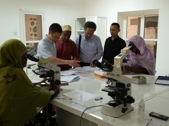 廣州中醫(yī)藥大學(xué)青蒿抗瘧援外醫(yī)療隊考察科摩羅國家瘧疾防治中心實驗室。