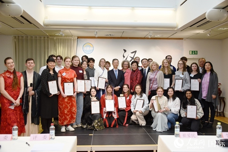 中國駐瑞典大使崔愛民、使館負責教育事務的黃立瓊參贊、預選賽評委老師和指導老師，以及所有獲獎選手合影留念。人民網(wǎng)記者 殷淼攝