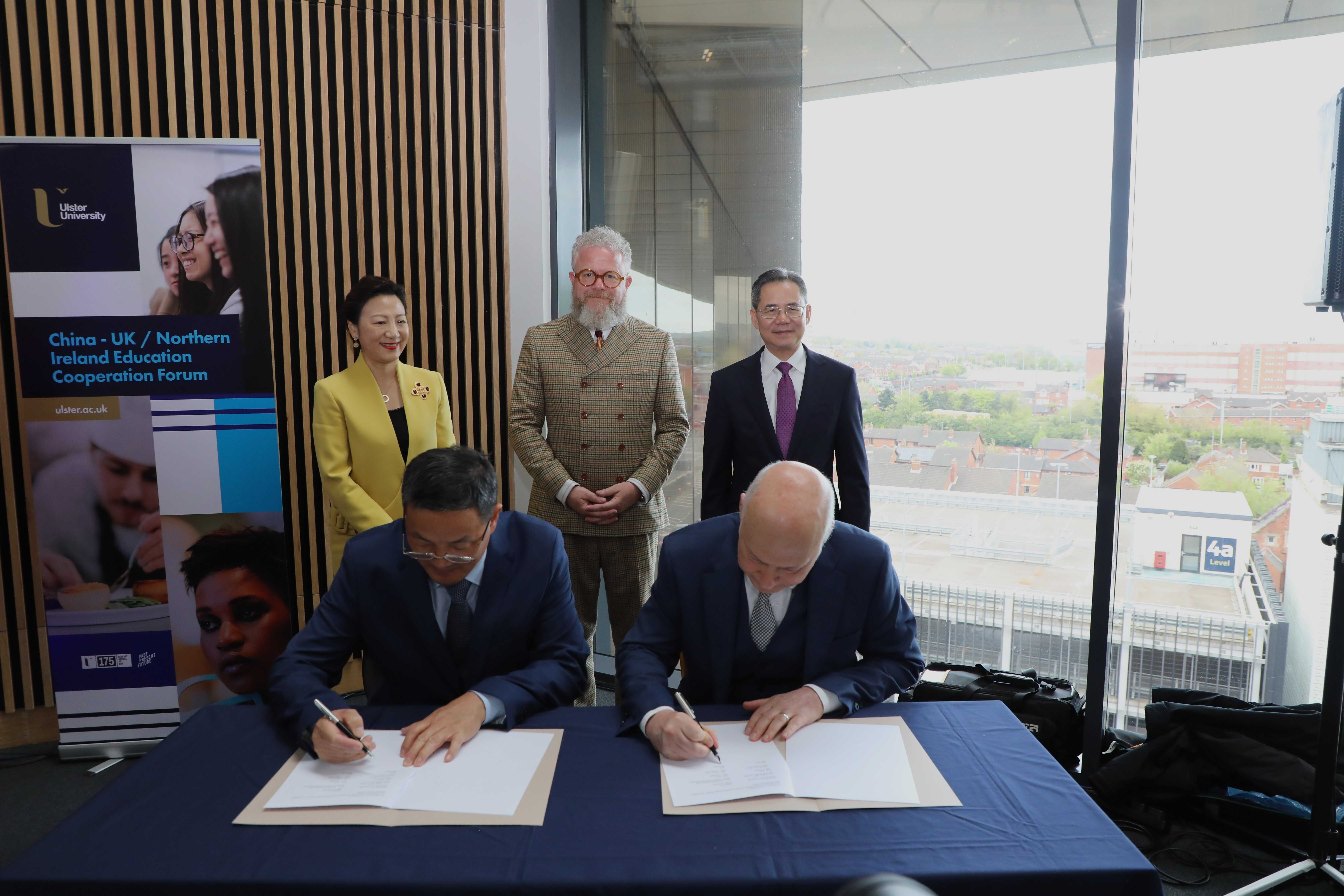湖北師范大學(xué)同奧斯特大學(xué)簽署共建教育語言文化交流中心的協(xié)議現(xiàn)場。中國駐英國大使館供圖