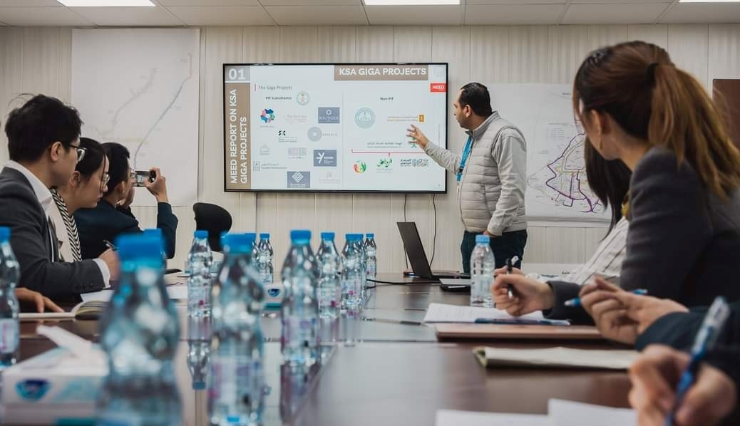 德亞（右三）在和員工開會(huì)。中建中東沙特分公司供圖