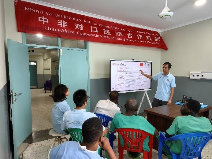 王林醫(yī)生開展術后疼痛管理的專題講座。中國（江蘇）第33期援桑給巴爾醫(yī)療隊供圖