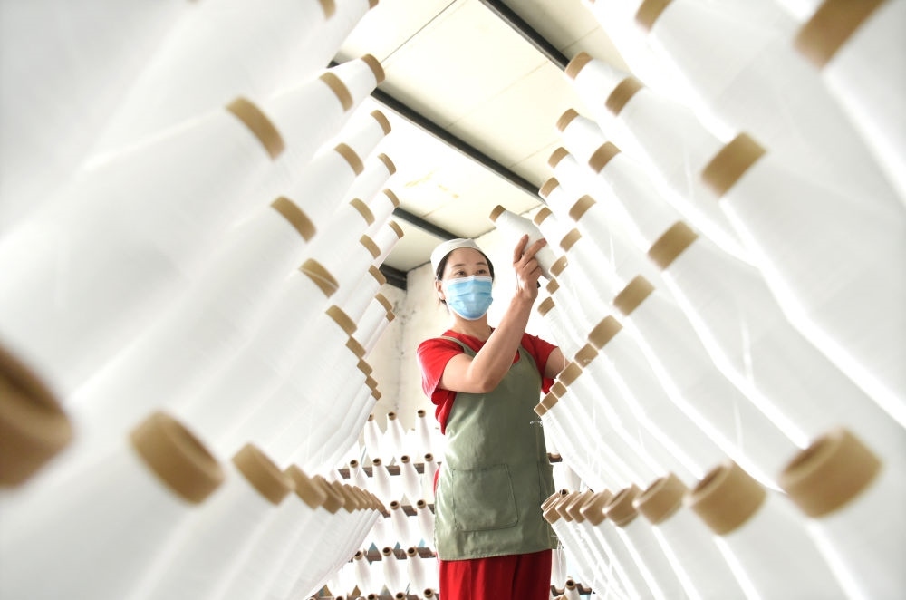 2024年5月1日，工人在山東省淄博市沂源縣悅莊工業(yè)園一玻纖企業(yè)整理加工的產(chǎn)品。新華社發(fā)（趙東山攝）