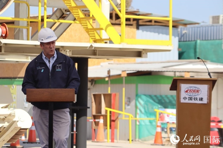 智利交通與電信部部長胡安·卡洛斯·穆尼奧斯在儀式上為盾構(gòu)機進(jìn)行命名，并宣布盾構(gòu)始發(fā)。陳露明攝