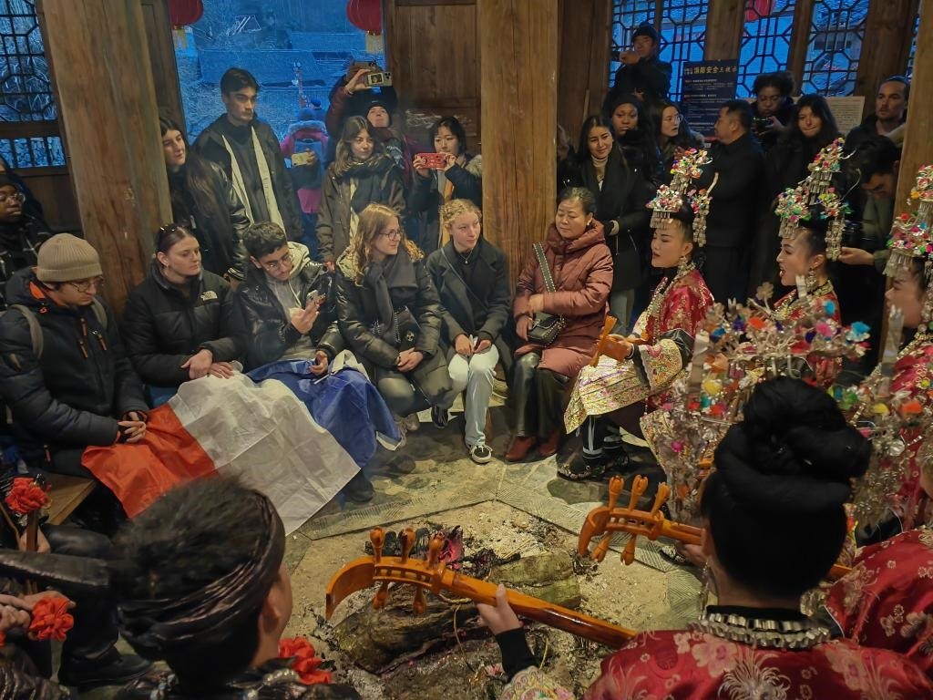 法國青年在榕江體驗(yàn)民俗文化。新華社記者 羅羽 攝
