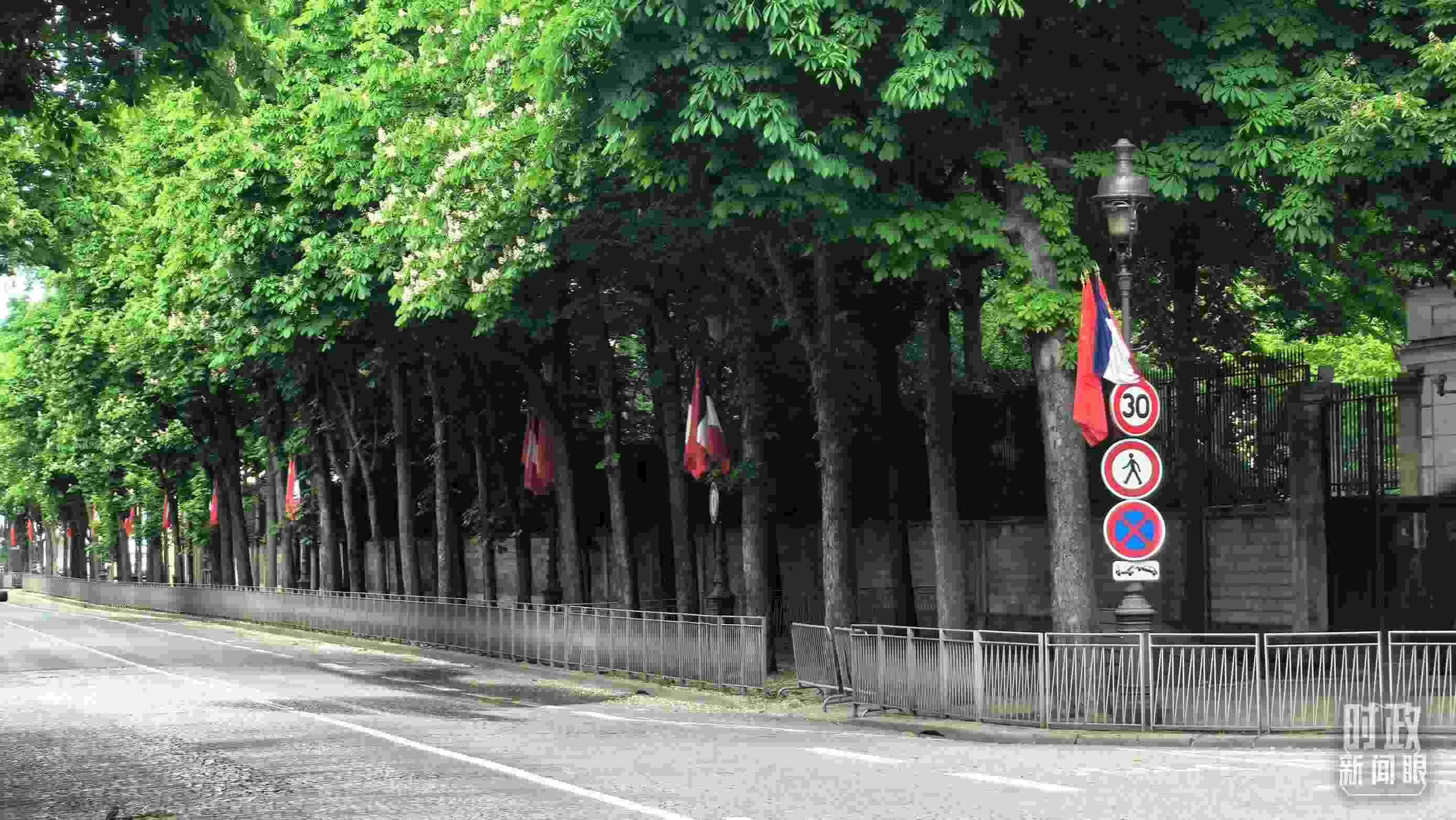 △巴黎道路兩側(cè)懸掛中法兩國國旗。（總臺央視記者鄂介甫拍攝）