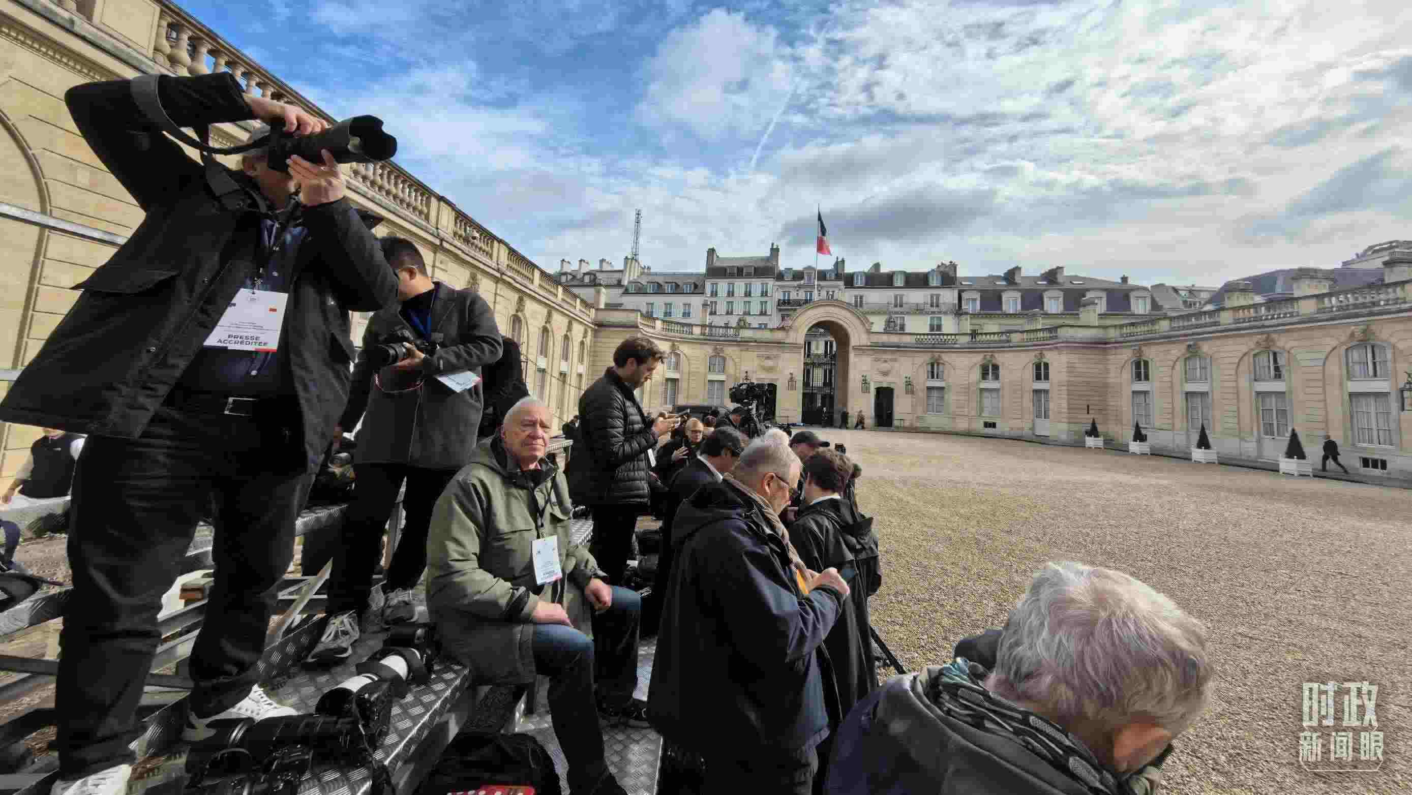 △媒體記者密切關(guān)注當天活動。（總臺央視記者陸泓宇拍攝）