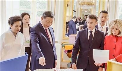 △當(dāng)?shù)貢r(shí)間5月6日下午，在中法領(lǐng)導(dǎo)人會(huì)談前，習(xí)近平主席向馬克龍總統(tǒng)贈(zèng)送中國翻譯的法國小說。