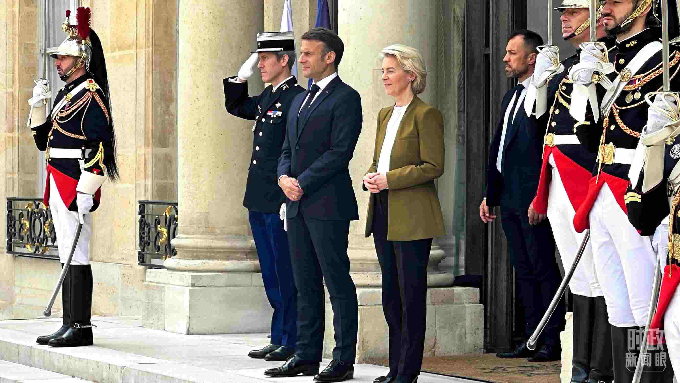 △中法歐領(lǐng)導人三方會晤后，馬克龍總統(tǒng)和馮德萊恩主席將習主席送至上車處。（總臺央視記者關(guān)舟拍攝）