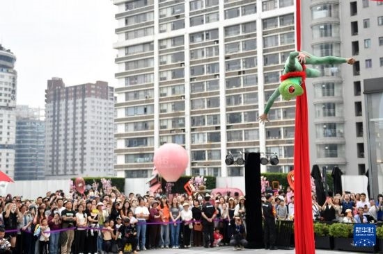 5月7日，演員在長沙國金中心表演木偶劇。新華社記者 陳振海 攝