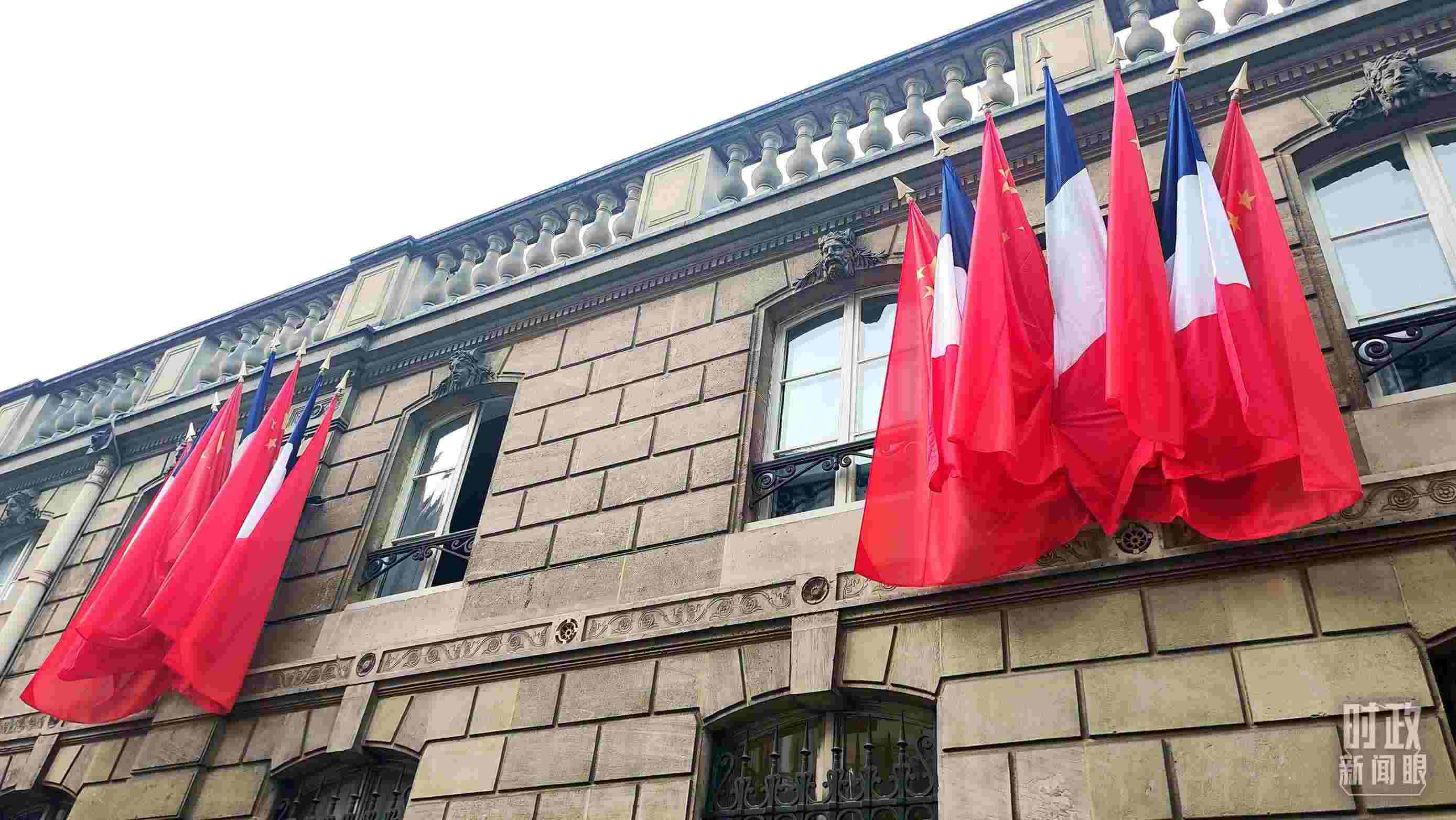 △中法歐領(lǐng)導人三方會晤地點——愛麗舍宮懸掛中法兩國國旗。（總臺央視記者劉琦拍攝）