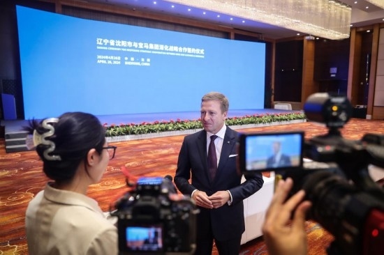 4月26日，寶馬集團董事長齊普策接受采訪。新華社記者 潘昱龍 攝