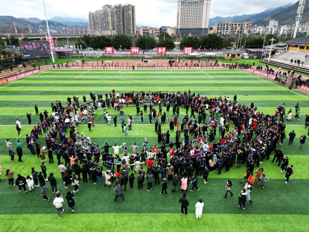 比賽結(jié)束后，兩隊(duì)隊(duì)員、親友團(tuán)和大批觀眾手拉手跳起侗族舞蹈。新華社發(fā)（王炳真攝）