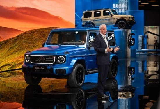 4月25日，在北京中國國際展覽中心順義館舉行的2024北京車展上，梅賽德斯—奔馳集團股份公司董事會成員唐仕凱介紹梅賽德斯—奔馳純電G級越野車。新華社記者 才揚 攝