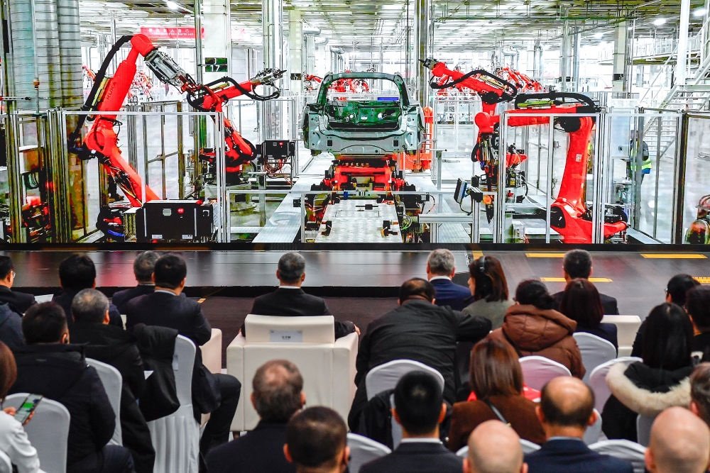 2024年1月26日，奧迪一汽新能源汽車有限公司預(yù)批量生產(chǎn)正式啟動，嘉賓觀看奧迪一汽新能源汽車有限公司生產(chǎn)車間的宣傳短片。新華社記者 許暢 攝