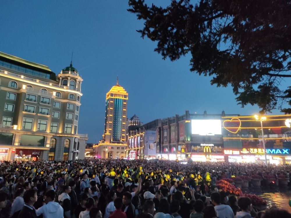 “五一”假期，哈爾濱松花江畔游人如織（2024年5月2日攝）。新華社記者 朱悅 攝