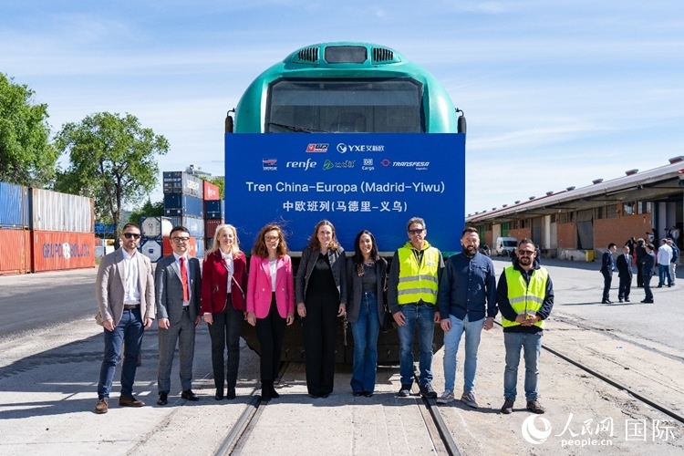 義新歐集團(tuán)合作伙伴德鐵貨運(yùn)歐亞有限公司員工與紀(jì)念號(hào)班列合影留念。大衛(wèi)·阿瑪爾攝