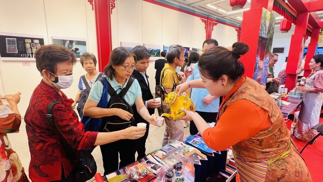 觀眾爭相體驗酥油茶。曼谷中國文化中心供圖