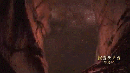 要甄別并發(fā)現(xiàn)暗物質(zhì)粒子，如同在一場人聲鼎沸的足球比賽現(xiàn)場聽見一根鋼針跌落的聲音。