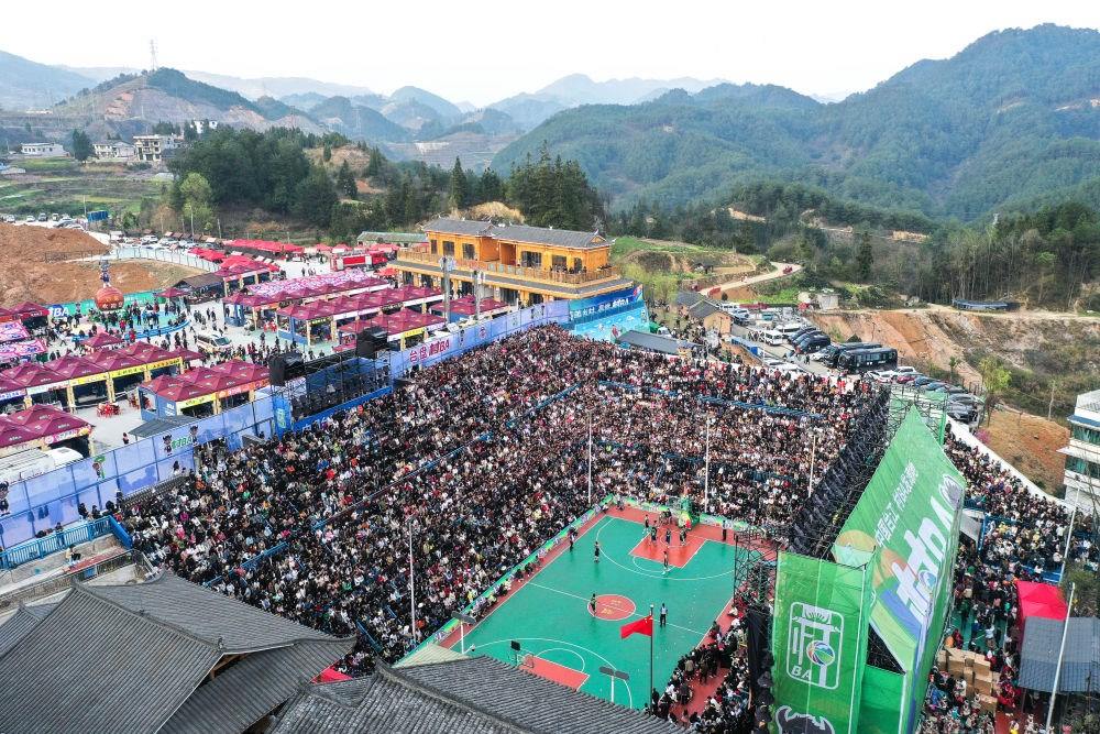 貴州省臺(tái)江縣舉辦的2024年“村BA”球王爭霸賽現(xiàn)場（2024年3月22日攝，無人機(jī)照片）。新華社記者 楊文斌 攝